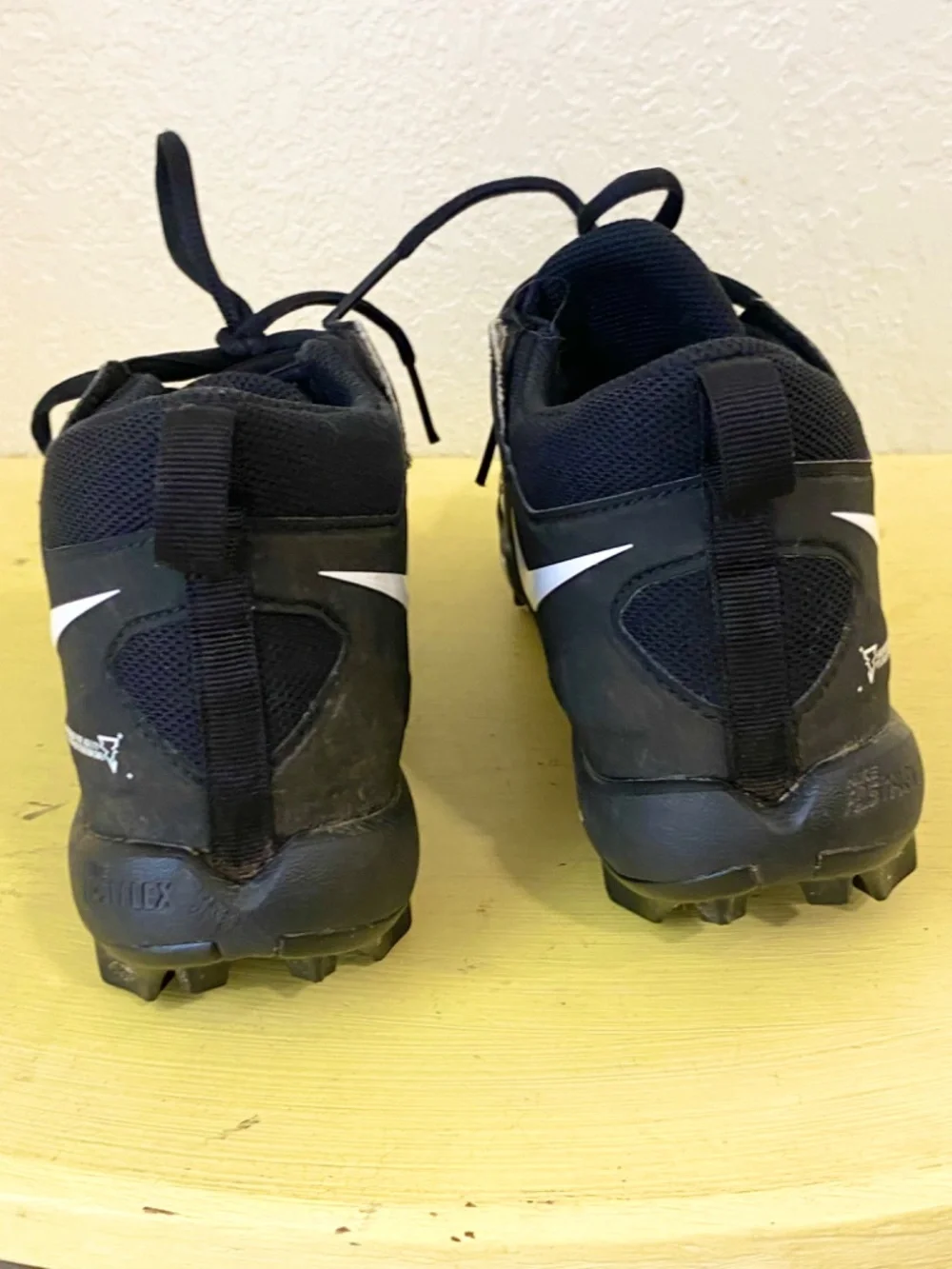 Nike Fast Flex  Size 6  Women’s Black Soccer Cleats